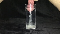 コップの水の中で射精2 Thumb
