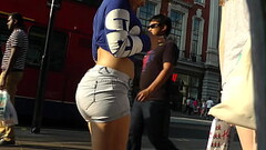 chica con enorme culo paseando con diminuto short Thumb